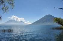 O lago Atitlán e o vulcão San Pedro, vistos de San Marcos, na Guatemala. Ao fundo, os vulcões Tolimán e Atitlán